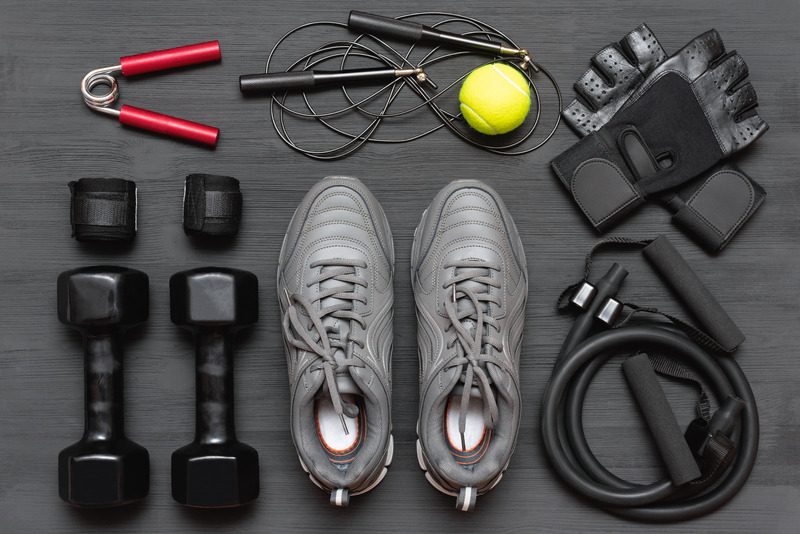 Hanteln, Springseil und Sportschuhe